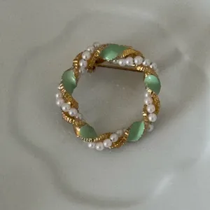 Source Unknown Vintage Gold Tone Wreath Brooch with Faux Pearls and Green Enamel Leaves thumbnail 5