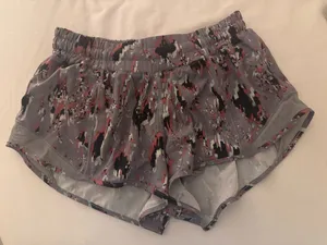 Lululemon Hotty Hot 2.5" Shorts thumbnail 1