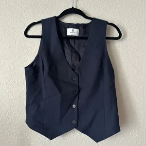 Babaton Aritzia Deniro Button Up Crepe Vest Navy Size 8 thumbnail 4