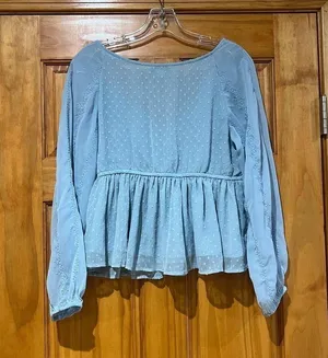New!! American Eagle M Light Blue Slightly Cropped Flowy Long Sleeve Blouse thumbnail 2
