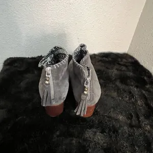 TOMS Womens Leila Ankle Bootie Suede Leather Boots Grey Tassel Zip size 9.5 thumbnail 3