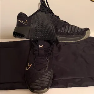 Nike unisex Black and Gold Metcon 9 women’s 8 thumbnail 4