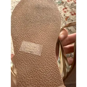 Cato Womens Gold Metallic Strap Flip Flop Sandals‎ Flat Metal Toe Guard Size 8M thumbnail 3