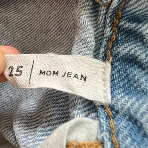 Pacsun Distressed Pale Wash Straight Leg High Rise Mom Jeans Size 25 thumbnail 5