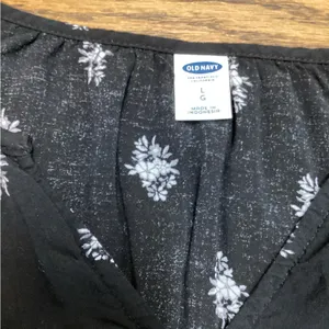 Old Navy Vneck blouse Black with white flowers. Size Large thumbnail 8