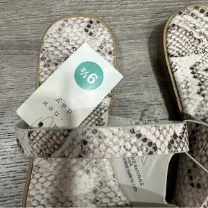 A new day Snakeskin Patterned Sandals 9.5 thumbnail 3