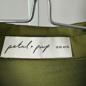 Petal and Pup sz‎ XS Olive Green Satin Button Blouse Shirt Preppy Minimalist thumbnail 4