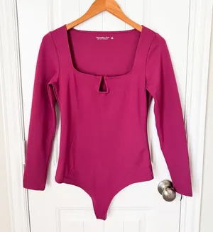 In excellent condition. 82% viscose, 12% polyamide, and 6% elastane. Size 6. thumbnail 1
