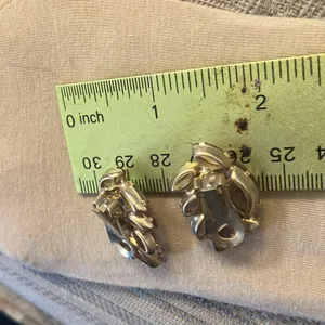 FINAL MARKDOWN Stunning vintage clip on earrings thumbnail 2