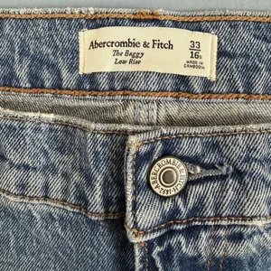 NWT Abercrombie & Fitch The Baggy‎ Low Rise Medium Wash Jeans thumbnail 6