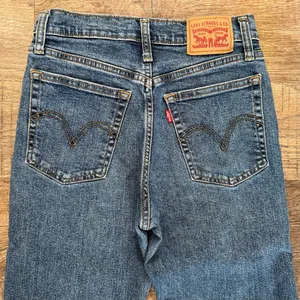 Levi's Wedgie Straight Leg Medium Dark Wash Distressed Raw Cuffed Hem 25 Buttonfly thumbnail 4