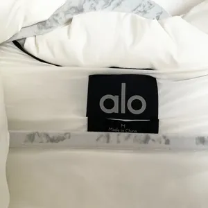 Alo Yoga Aspen Love Puffer Jacket Ivory M thumbnail 3