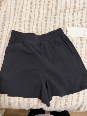 Lululemon Shorts High-Rise 4" thumbnail 2