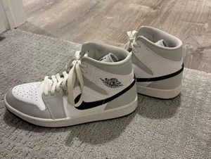 Nike Jordan Grey and white Air Jordan 1 Mid sneakers thumbnail 1