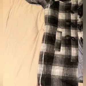 Venus Plaid Toggle Coat w/ Removable Hood – Black & White – Size 10 thumbnail 8