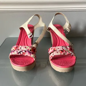 Crocs Women’s Floral Wedge Sandals Pink Cream Ankle Strap Comfort Size W11 thumbnail 9