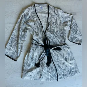 Morgan Taylor Intimates Black and White Paisley Robe Size M Midi Length Tie Belt thumbnail 2