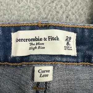 NWT Abercrombie & Fitch Curve Love the Mom High Rise Jeans Size‎ 8/29 Short x 24 thumbnail 4
