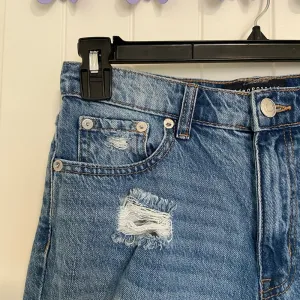 EUC | Aeropostale women’s mom jean ripped light wash jeans — size 6‎ thumbnail 2