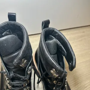 Marc Fisher Black Patent Leather Combat Boots Lug Sole Lace Up Womens 9.5 thumbnail 3