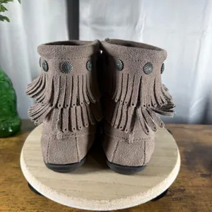 Minnetonka Double Fringe Concho Boot 9.5 Taupe Suede Boho Moccasin Ankle thumbnail 6