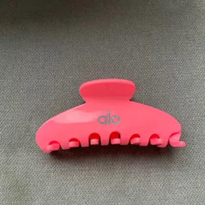 Alo Yoga 90's Claw Clip Neon Bubblegum thumbnail 3