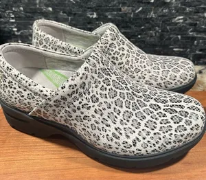 Nurse Mates Indya Slip Resistant Clog Shoes Sz 9 White Black Leopard Leather thumbnail 1