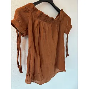 Lily‎ White Rust Brown Off The Shoulder Tie Sleeve Button Front Gauze Top Medium thumbnail 4