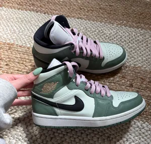 Nike Jordan 1 Mid thumbnail 1