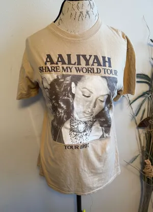 Aaliyah Share My World‎ Tour 1997 Graphic Tee Tan Womens Medium thumbnail 1