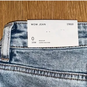 American Eagle Jeans Strigid Ripped Mom jeans size 0 25w thumbnail 3