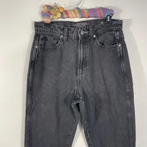 Arizona Jeans Womens Size 7 Highest Rise Mom Jeans Faded Black Denim Pockets thumbnail 2
