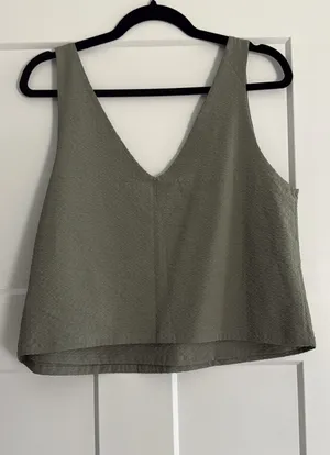 Vuori Medium Villa Textured Crop Tank Top in Laurel thumbnail 4