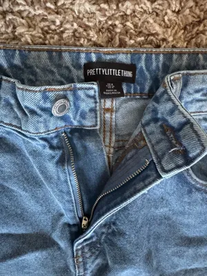 PrettyLittleThing High-Rise Blue Mom Jeans thumbnail 2