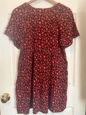 Old Navy Burgundy Floral Tiered Mini Dress Size Small V Neck Short Sleeve Maroon thumbnail 2