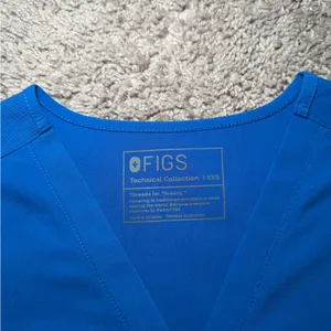Figs‎ Women's Casma Three-Pocket Royal Blue Scrub Top thumbnail 2