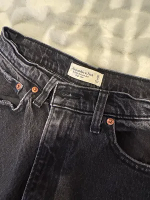 Abercrombie 90s Relaxed High-Rise Jeans thumbnail 2