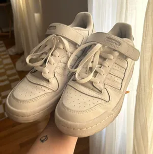 Forum Low Casual Shoes thumbnail 1