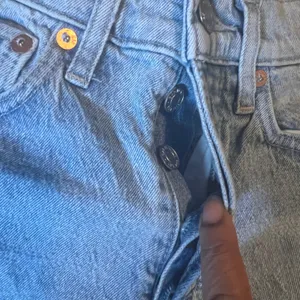GAP Denim Cheeky‎ Straight Jeans Light Wash Ripped Distressed Raw Hem Size 00 24 thumbnail 5