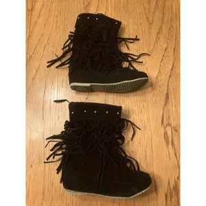 Women’s Black Suede Ankle Bootie Fringe Moccasin Flat Round Toe 9.5 thumbnail 3