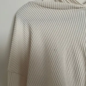 Alo Yoga Muse Hoodie Ivory S thumbnail 3