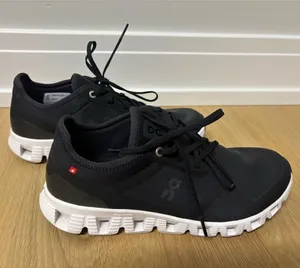 On Cloud Shoes Women’s size 9.5 thumbnail 1