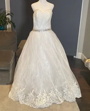 Women’s White Wedding Dress Sleeveless Corset Back Silver Beading Size 8 NWOT thumbnail 1