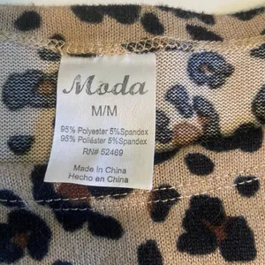Moda Cheetah Animal Print‎ Top Blouse Womens Size M Long Sleeve Brown Mobwife thumbnail 4