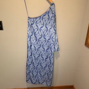 Tuckernuck Hyacinth House Luna Blue One Shoulder Satin Midi Dress - size Large thumbnail 7