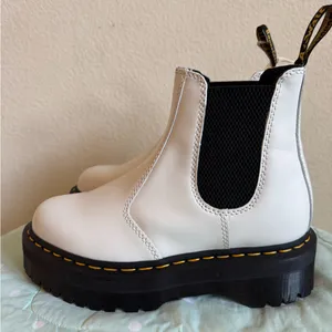 NWT Dr. Martens 2976 Quad LA004 Women’s White Boots size 7 thumbnail 7