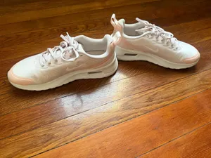 Women’s Nike Shoes thumbnail 4