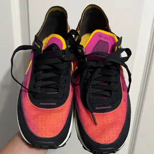 Nike Waffle One Athleisure Sneakers Fuchsia University Gold Streetwear thumbnail 2