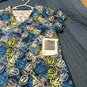 Vibrant Patterned V-Neck Scrub Top Sz L by Nautica excellent condition thumbnail 3
