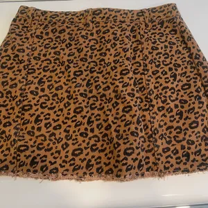 Denim like leopard‎ print skirt with pockets NWT size Medium thumbnail 5